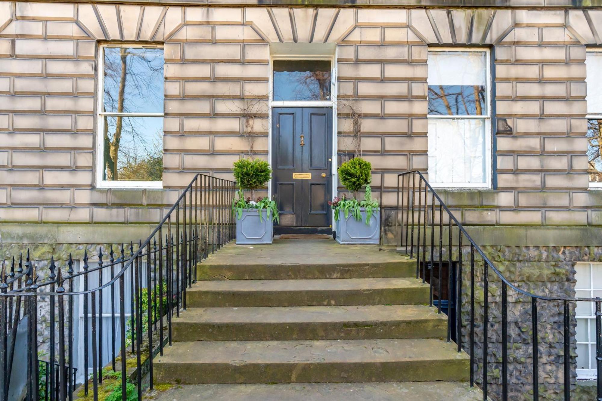 Stunning Flat, New Town, - Perfect Location *
