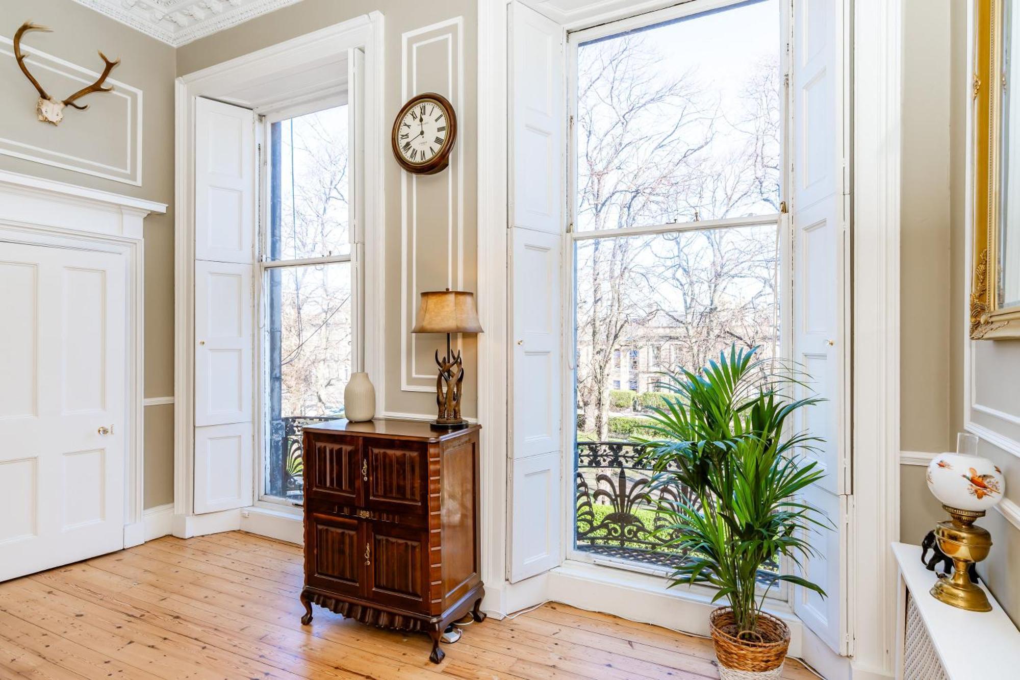 Stunning Flat, New Town, - Perfect Location Apartment *